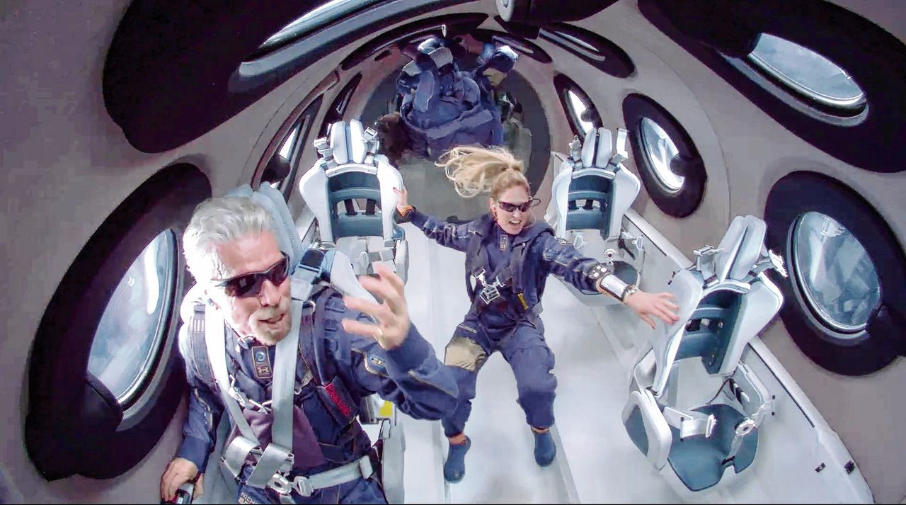 Richard Branson en crew aan boord van SpaceShipTwo Unity 22 tijdens de ruimtetocht op 11 juli 2021.