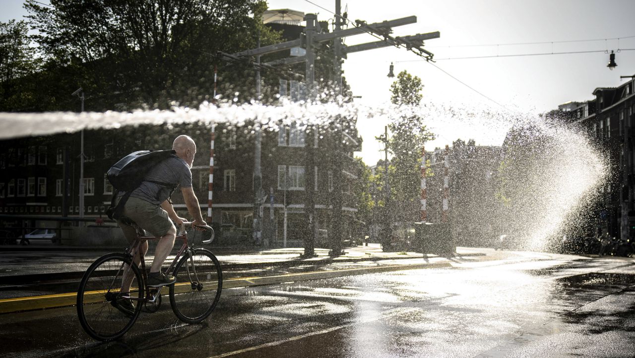 De Wiegbrug in Amsterdam wordt nat gehouden in verband met het warme weer.