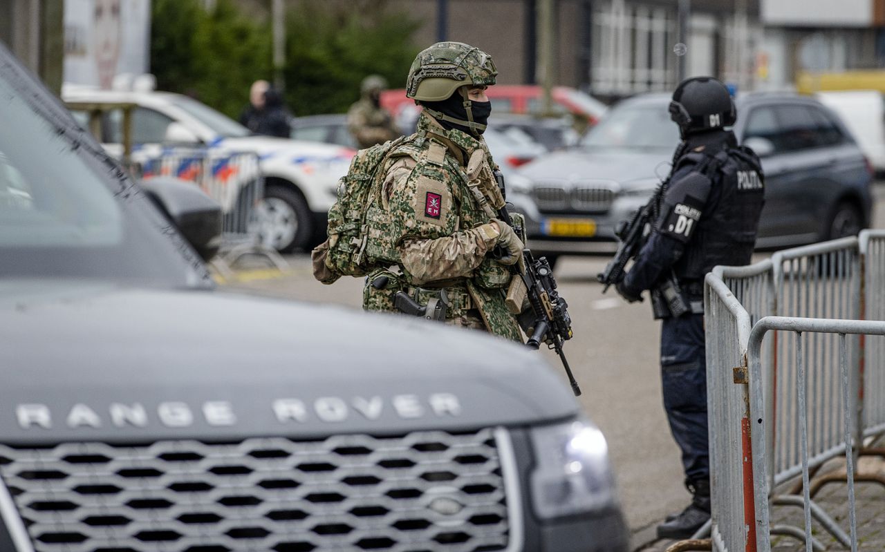 Militairen helpen de politie bij de beveiliging van de gerechtsbunker in Amsterdam-Osdorp voorafgaand aan de voortzetting van de strafzaak Marengo.