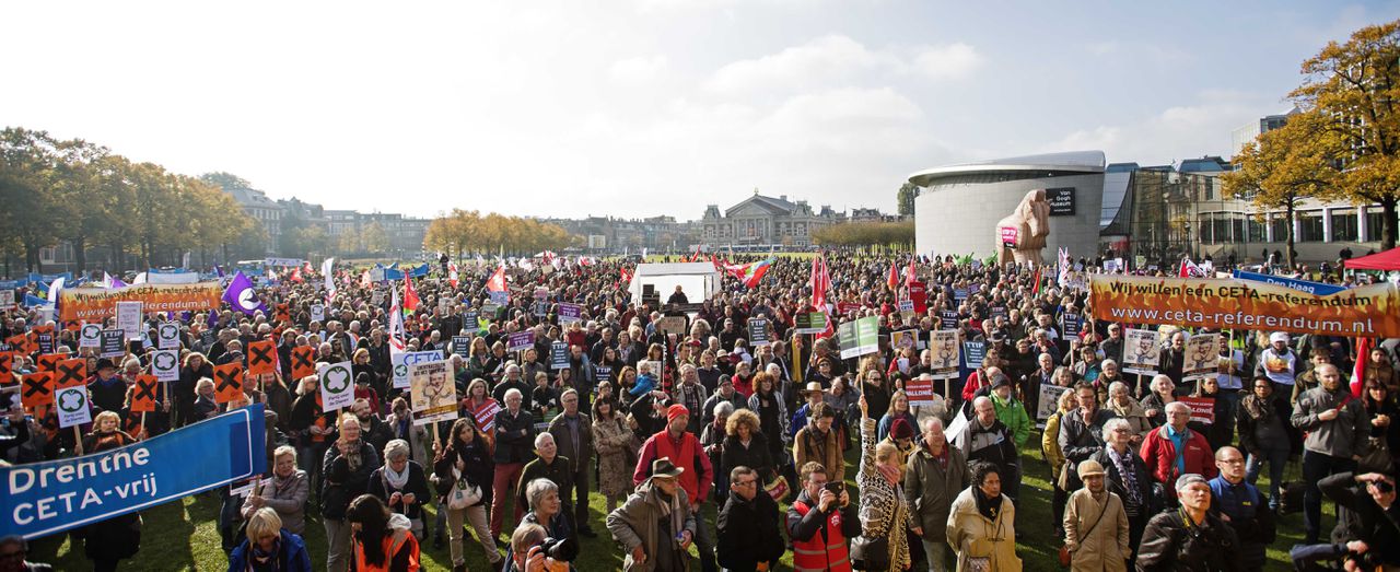 Op het Museumplein in Amsterdam demonstreerden zaterdag enkele duizenden mensen tegen de handelsverdragen CETA, TTIP en TiSA.