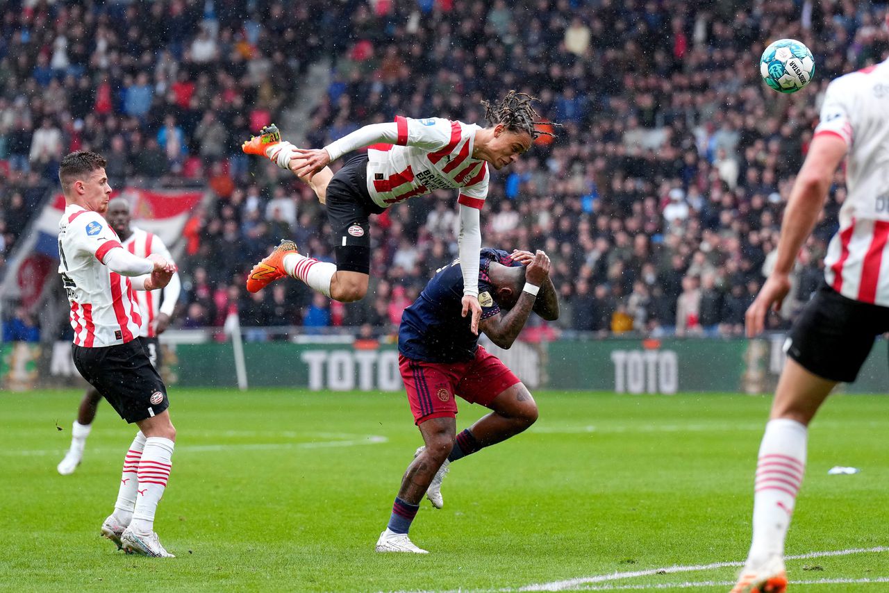 Kansloos verlies tegen PSV laat zien hoe diep de crisis is bij Ajax 
