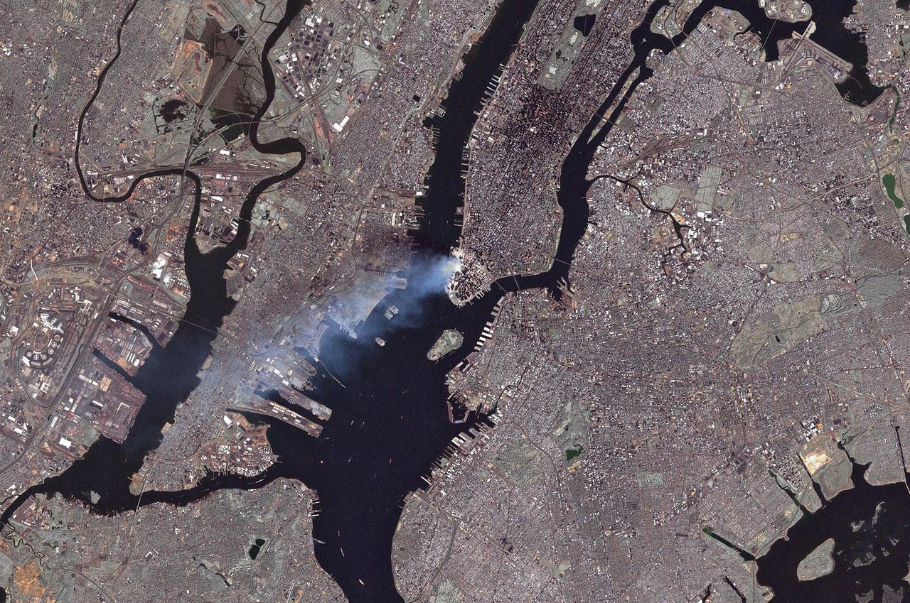 Sattelietfoto van NASA met zicht op Manhattan, genomen de dag na 9/11.