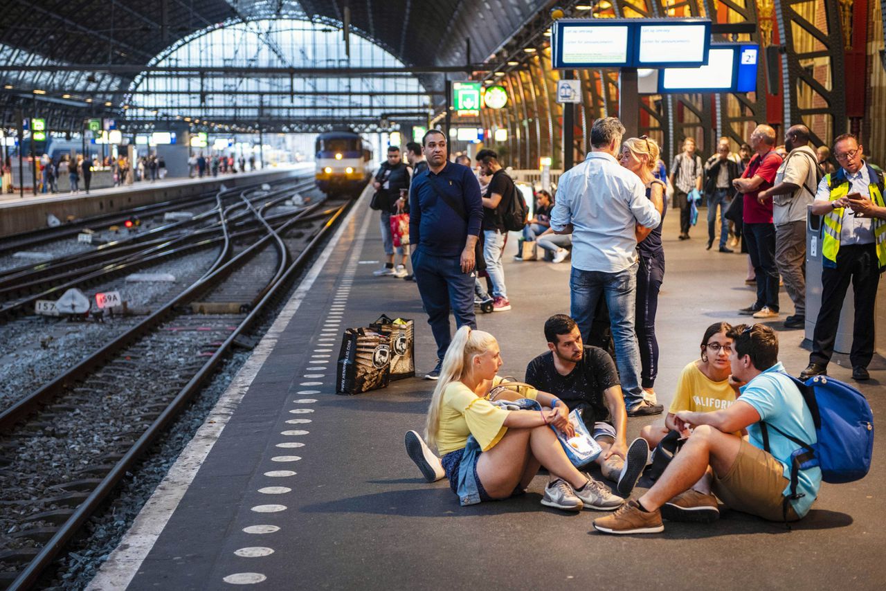 Door een grote storing strandden dinsdagavond duizenden reizigers op Amsterdam Centraal en andere stations.