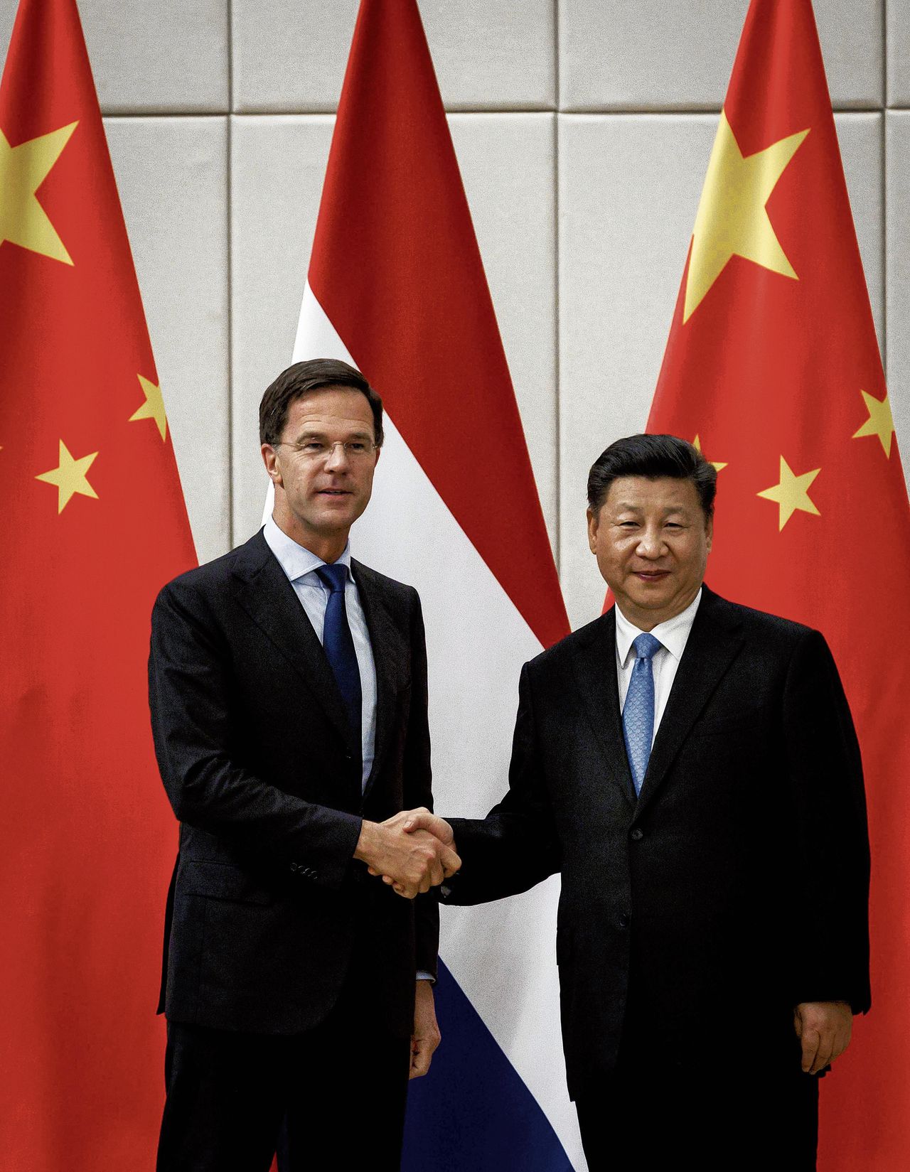 Mark Rutte en Xi Jinping schudden elkaar de hand. De premier is op bezoek in China in het kader van een handelsmissie.