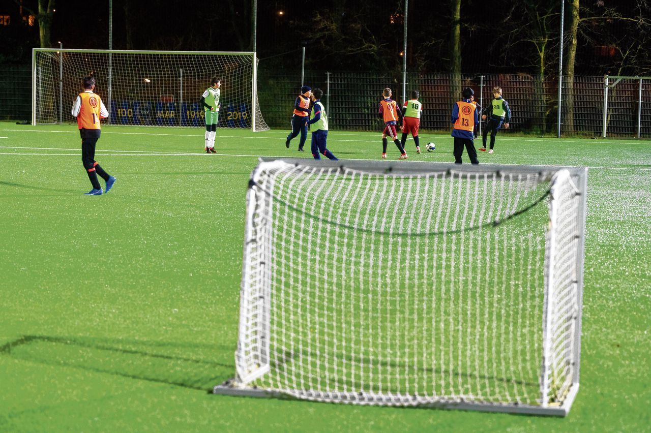 De voetbalschool is in opkomst, en dat brengt risico’s met zich mee voor het verenigingsleven 