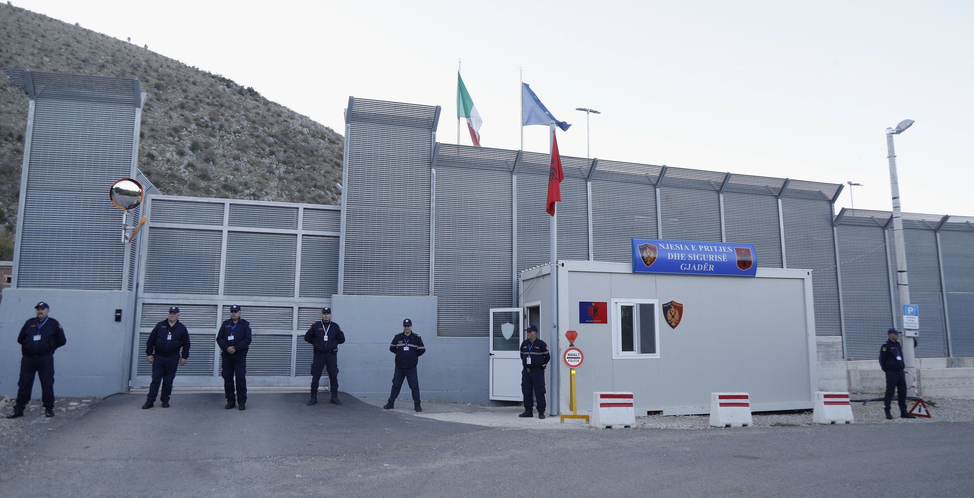 Guardias a las puertas de un alojamiento para solicitantes de asilo en Albania. Esta instalación es operada por Italia.