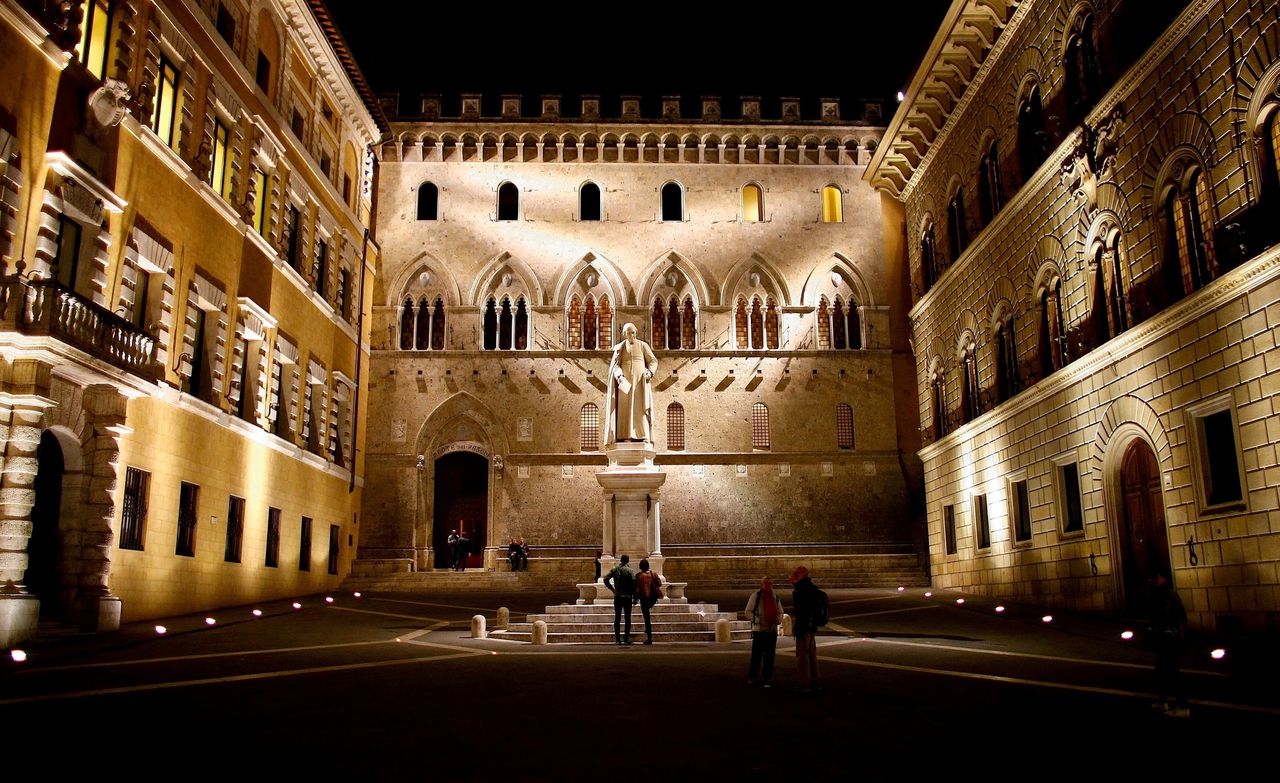 Het hoofdkwartier van de bank Monte dei Paschi in Siena, Italië.