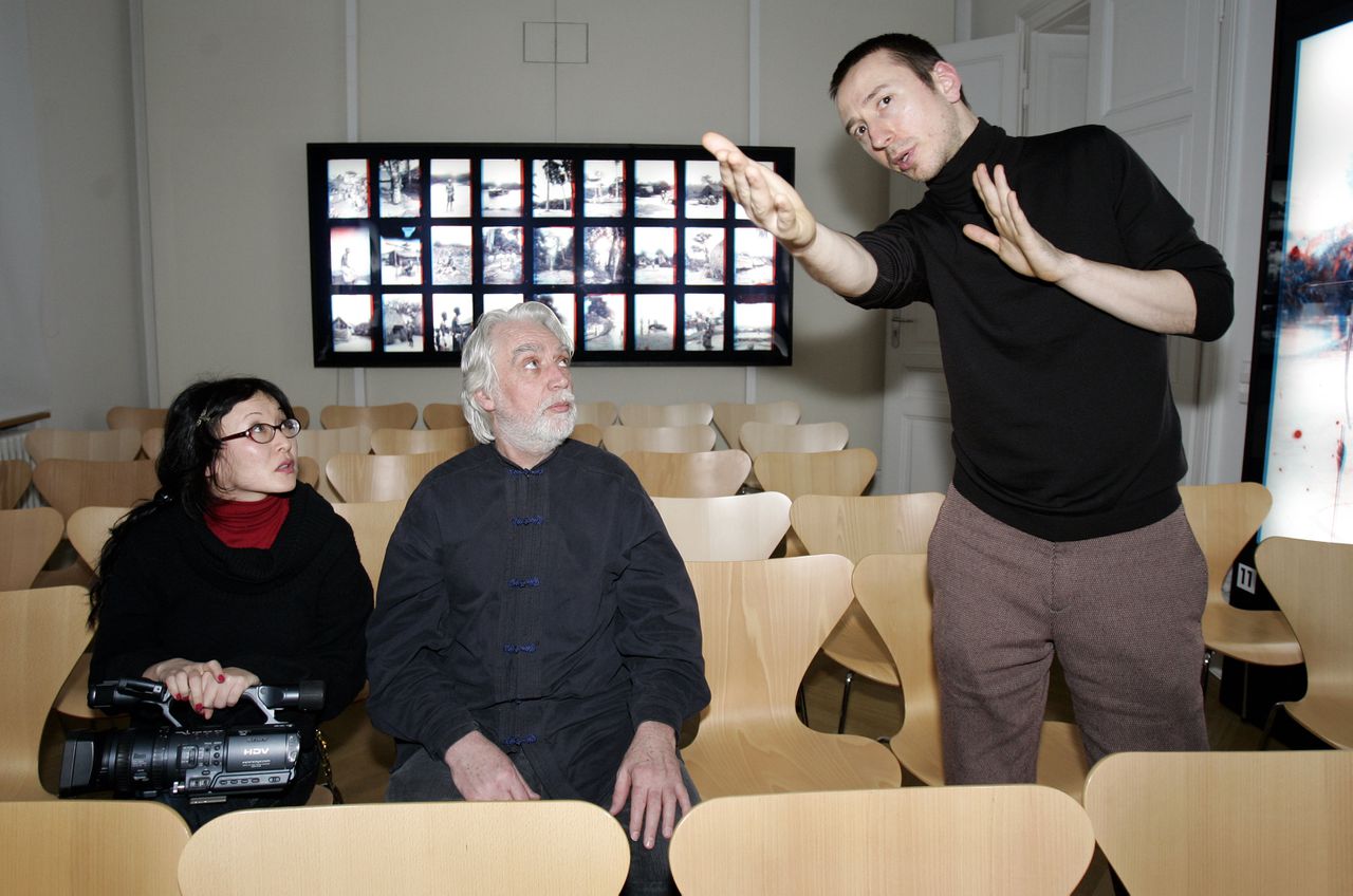 OMFO geeft in de zaal de laatste aanwijzingen voor het optreden 28-02-2006, FRANKFURT. VOORBEREIDINGEN VOOR HET OPTREDEN VAN OMFO. FOTO BAS CZERWINSKI