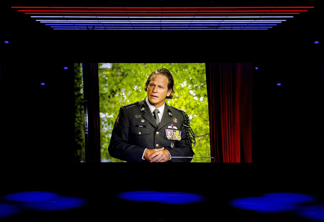 Luitenant-kolonel Gijs Tuinman tijdens de 5 mei-lezing op scherm in Theater de Lievekamp in Oss.