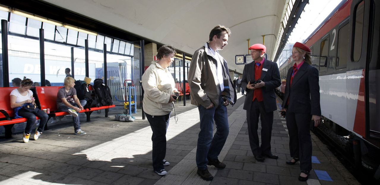 Passagiers van de snelle Fyra-trein op Rotterdam Centraal. De snelle treinen zijn sinds vanochtend opgenomen in de dienstregeling van de NS. Foto Bas Czerwinkski 07-09-2009, Rotterdam. HiSpeep trein tussen Rotterdam en Amsterdam. Foto Bas Czerwinski