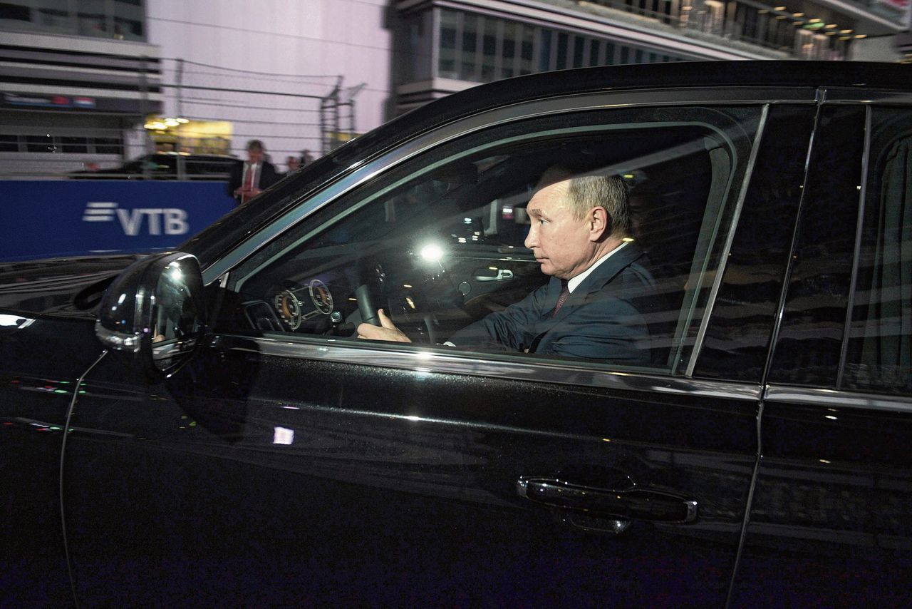 Vladimir Poetin in de presidentiële limousine op het Formule 1 parcours in Sotsji, op 17 oktober van dit jaar.