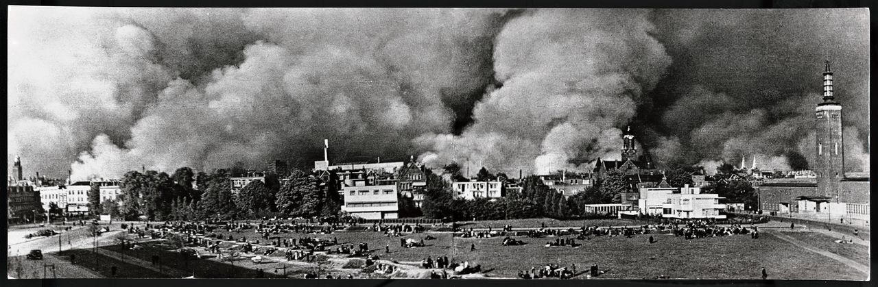 Rotterdammers op het Land van Hoboken tijdens het Duitse bombardement.