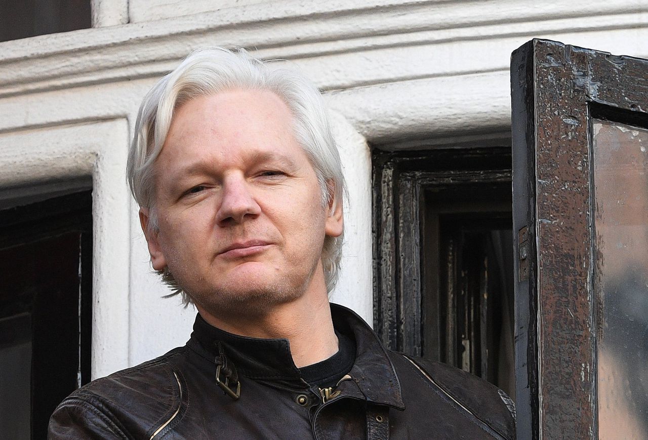 Ecuador sluit internetverbinding Assange af 