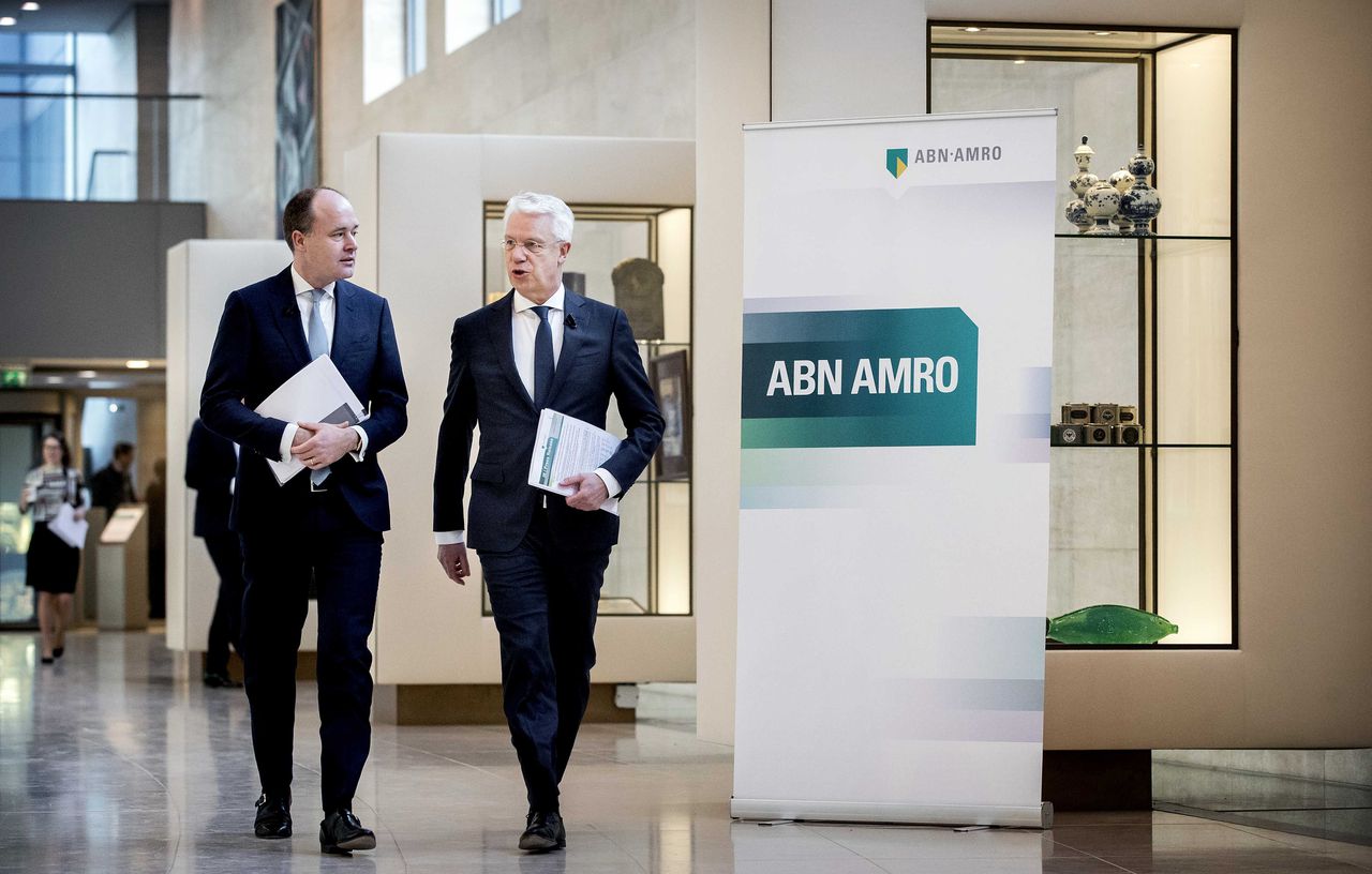 Bestuursvoorzitter van ABN Amro Kees van Dijkhuizen (rechts op de foto) vertrekt volgend jaar bij de bank.