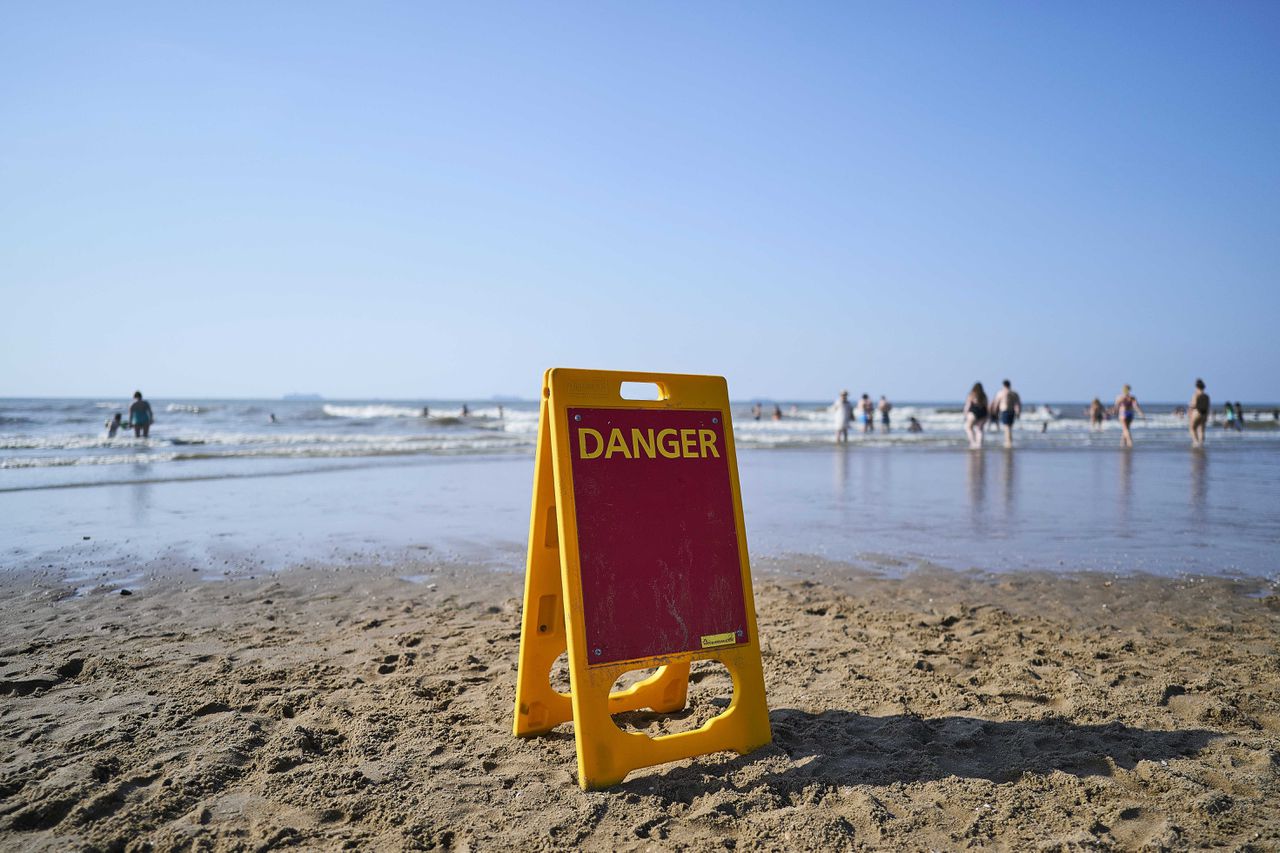De reddingsbrigade plaatste een waarschuwingsbord op het strand van Scheveningen.