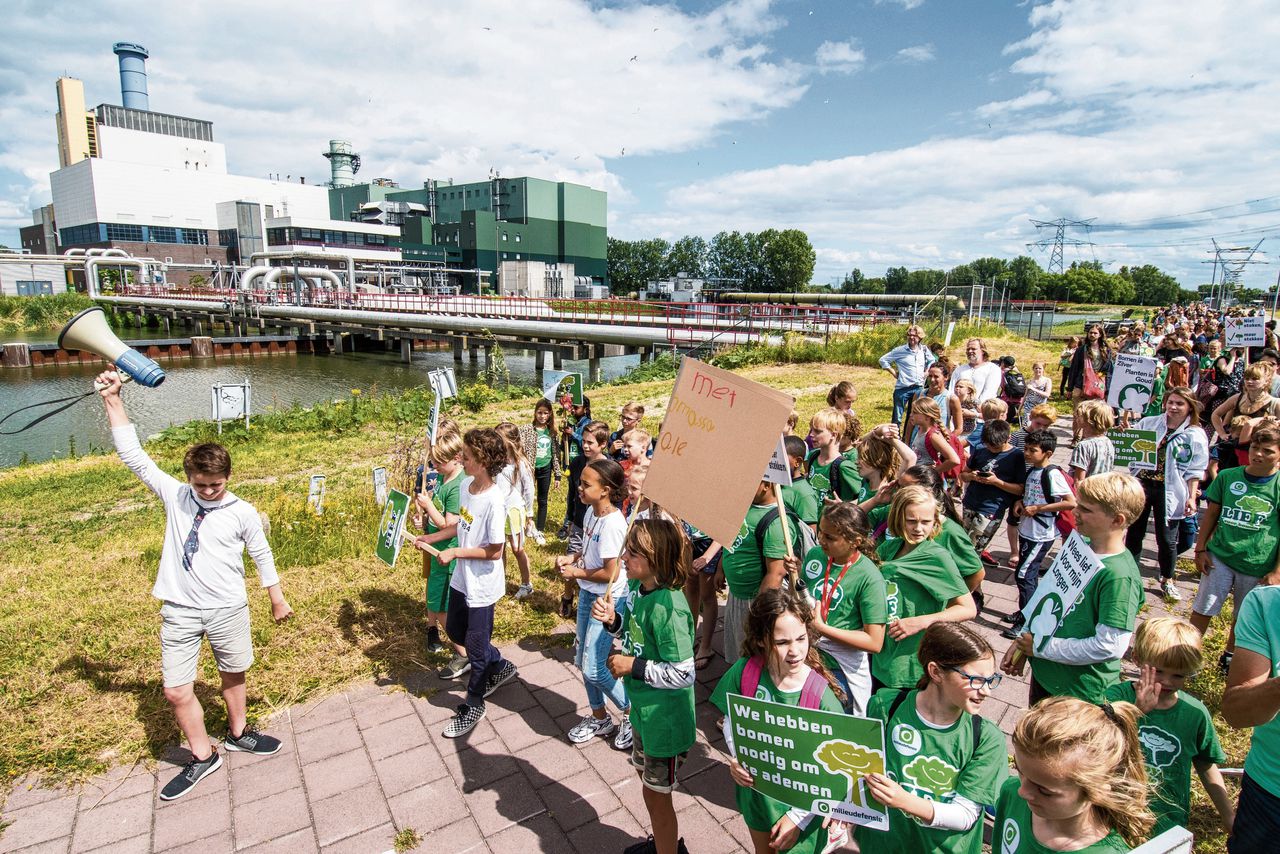 Een protestmars tegen en biomassacentrale van onder meer basisschoolleerlingen, Milieudefensie en Comité Schone Lucht. De actie werd gestart door de 12-jarige Cain Swart Scorselo (links met megafoon).