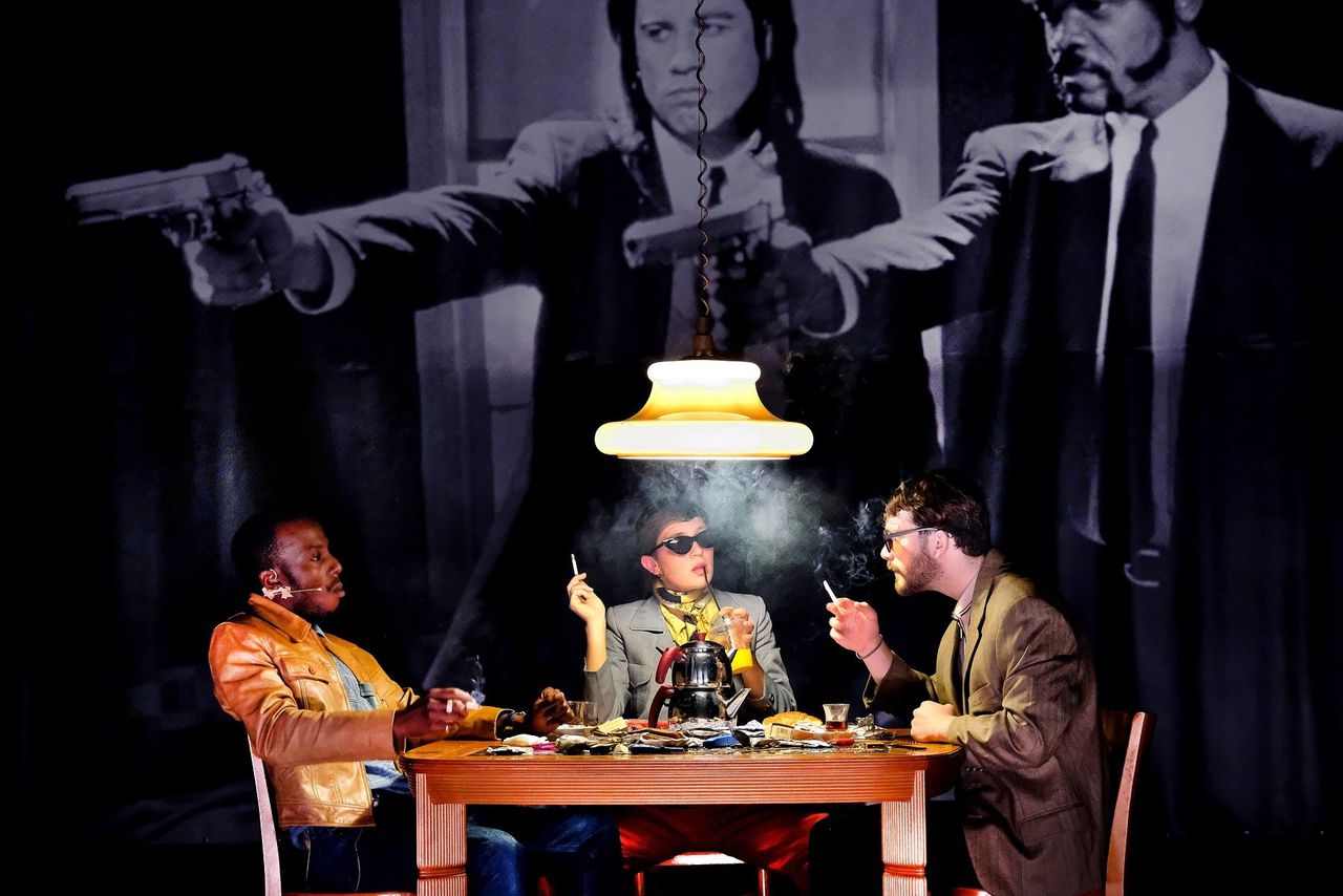 Scène uit de voorstelling ‘Le Souterrain’ met Denzel Goudmijn, Momo Samwel en Sidar Toksöz.