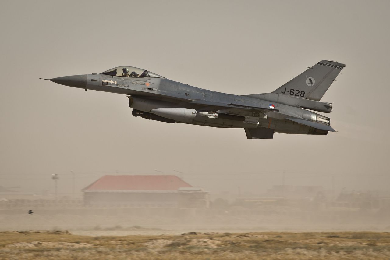 Een Nederlandse F-16 tijdens de missie in Afghanistan eerder dit jaar. Nederland gaat nu met F-16's meedoen aan de strijd tegen IS in Irak.
