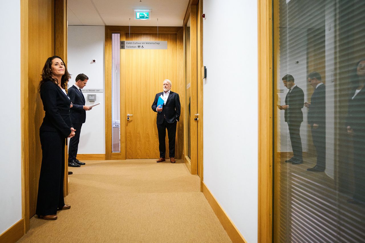 Premier Rutte, Jaap van Dissel van het RIVM en tolk Irma vlak voor de persconferentie van 21 april.