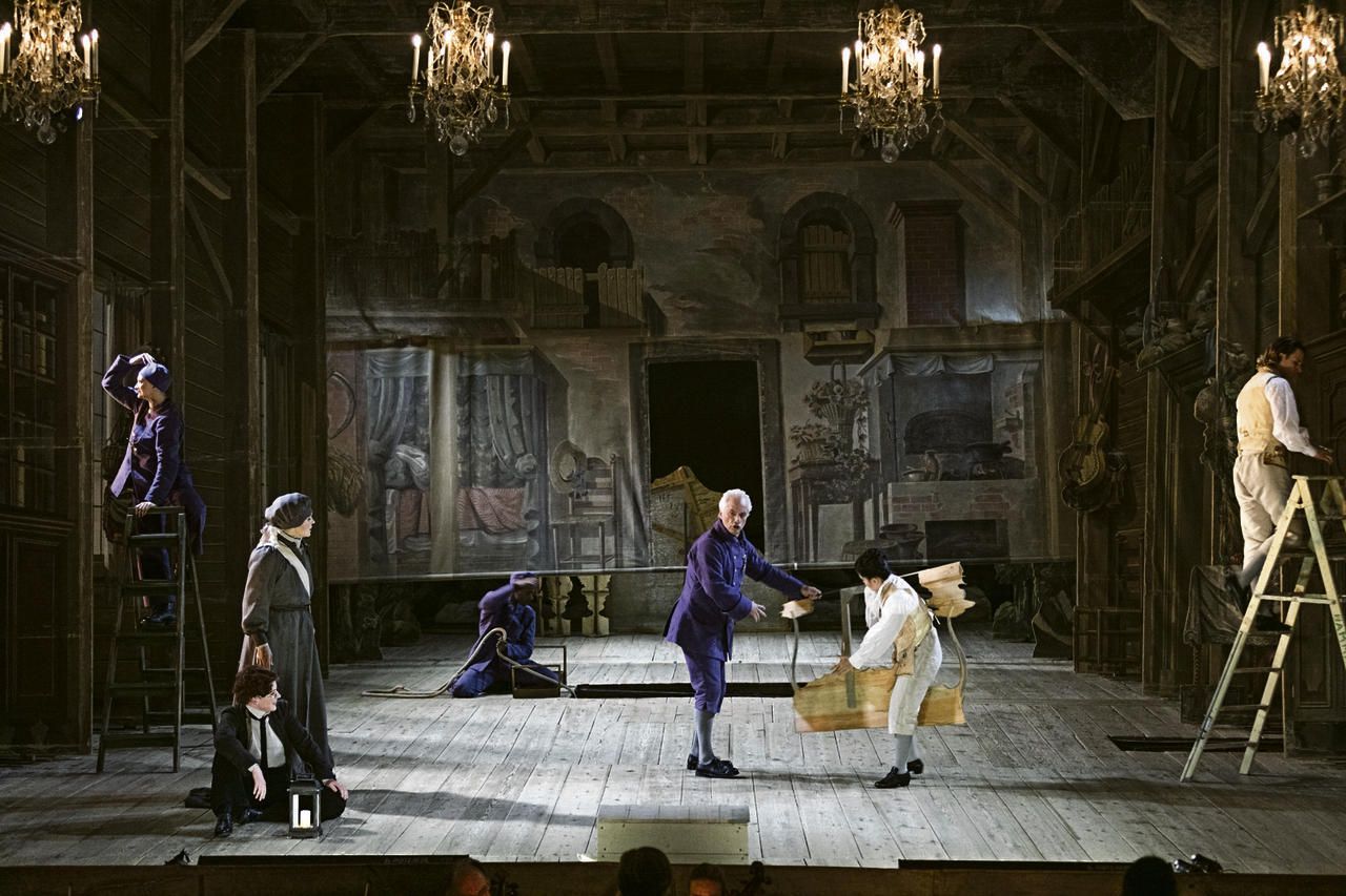 Onder: uitvoering van The Rococo Machine in het slottheater van Drottningholm, met kaarsverlichting en een historisch barokdecor.