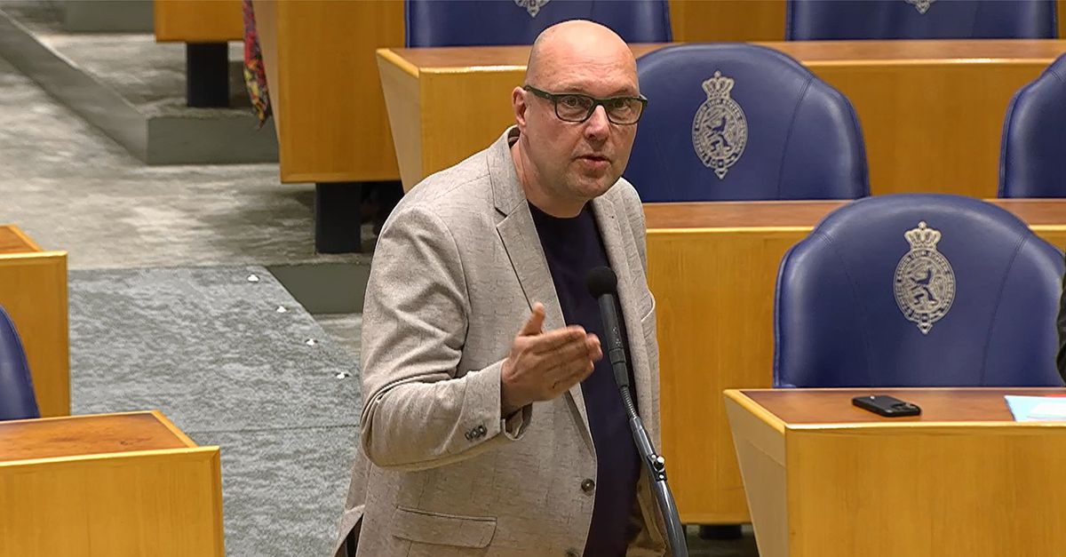 Het lijkt alsof de verontwaardiging van Wilders tegenwoordig uit zijn tenen moet komen