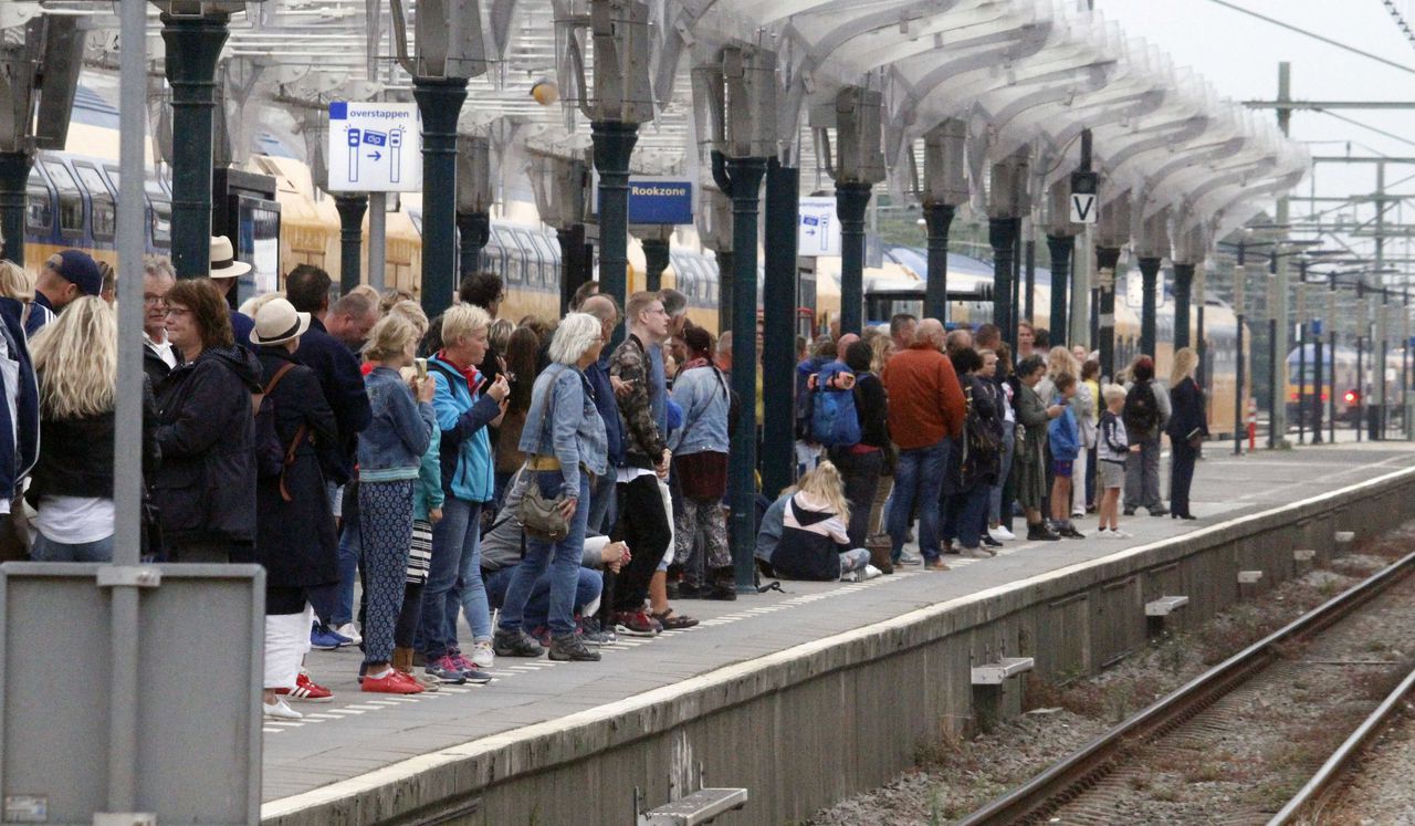 Duizenden bezoekers Reuzen vast op station Leeuwarden 