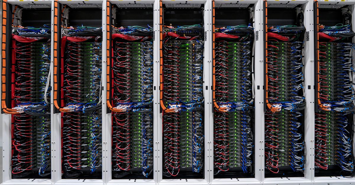 Blik op de apparatuur in een datacenter van Microsoft in het Noord-Hollandse Middenmeer. Een aantal (Amerikaanse) techbedrijven is zo dominant, en klanten zijn zo afhankelijk, dat van eerlijke concurrentie geen sprake is. 