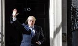 De nieuwe Britse premier Boris Johnson zwaaiend op de drempel van 10 Downing Street.