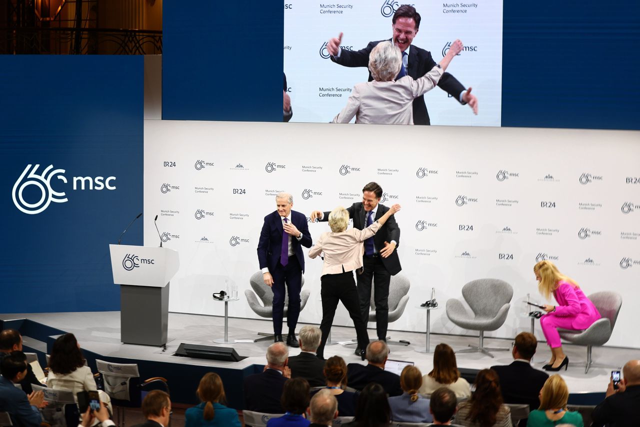 Op de conferentie in München wordt Rutte voortdurend gevraagd naar zijn NAVO-ambities. ‘Ik had m’n kop moeten houden’ 