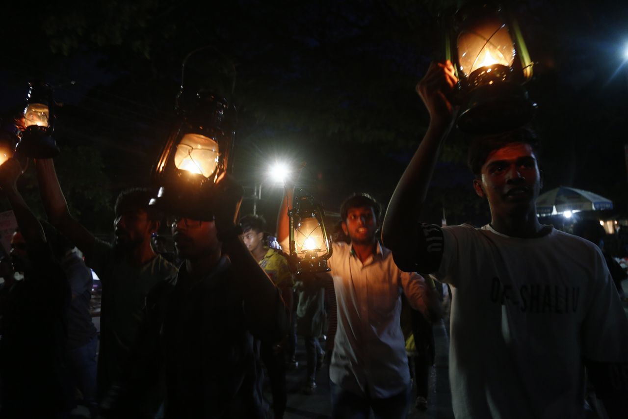 Studentenprotest tegen stroomuitval op de campus van de universiteit van Dhaka in Bangladesh.