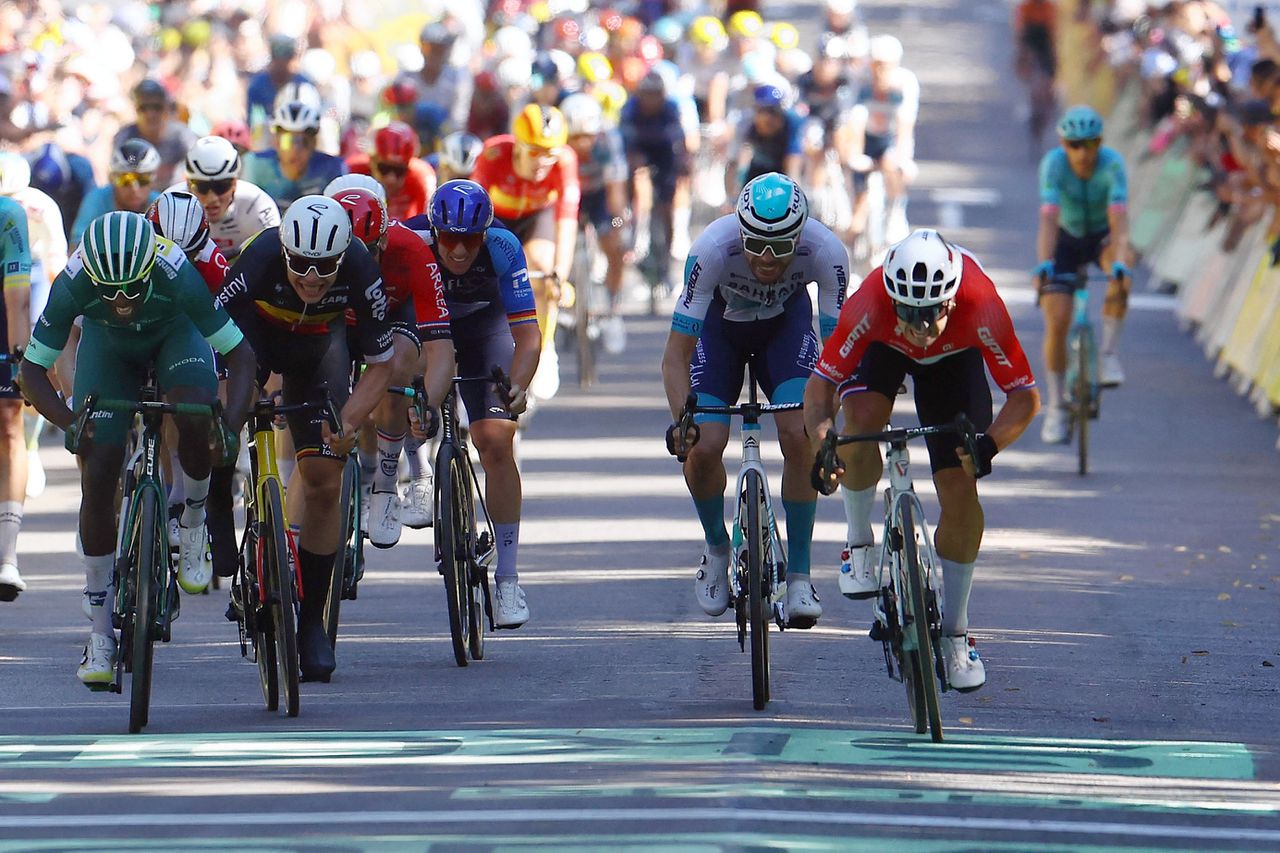 Dylan Groenewegen wint in Nederlandse kampioenstrui sprint tijdens zesde Touretappe in Dijon 
