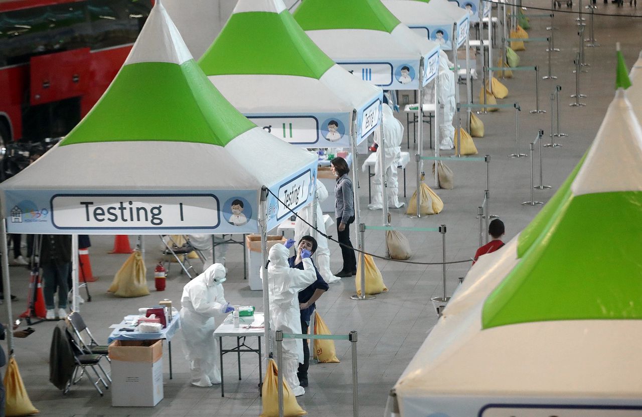 Reizigers uit Europa ondergaan een coronavirustest op Incheon International, het vliegveld bij Seoul.