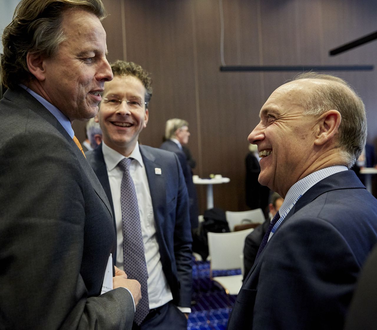 Tom de Bruijn (rechts) in gesprek met ministers Koenders en Dijsselbloem, eind januari.