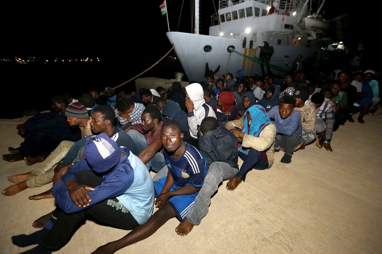 Migranten die zijn teruggestuurd naar Libië na onderschepping op de Middelllandse Zee. De Vos Thalassa, een Italiaans koopvaardijschip onder beheer van een Nederlands bedrijf uit Breda, werd spil in een migratierel nadat het bootmigranten uit Libië opnam. Foto Mahmud Turkia/AFP