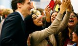 De Canadese premier Justin Trudeau poseert voor selfies met aanhangers in Toronto, kort na zijn aantreden in 2015.