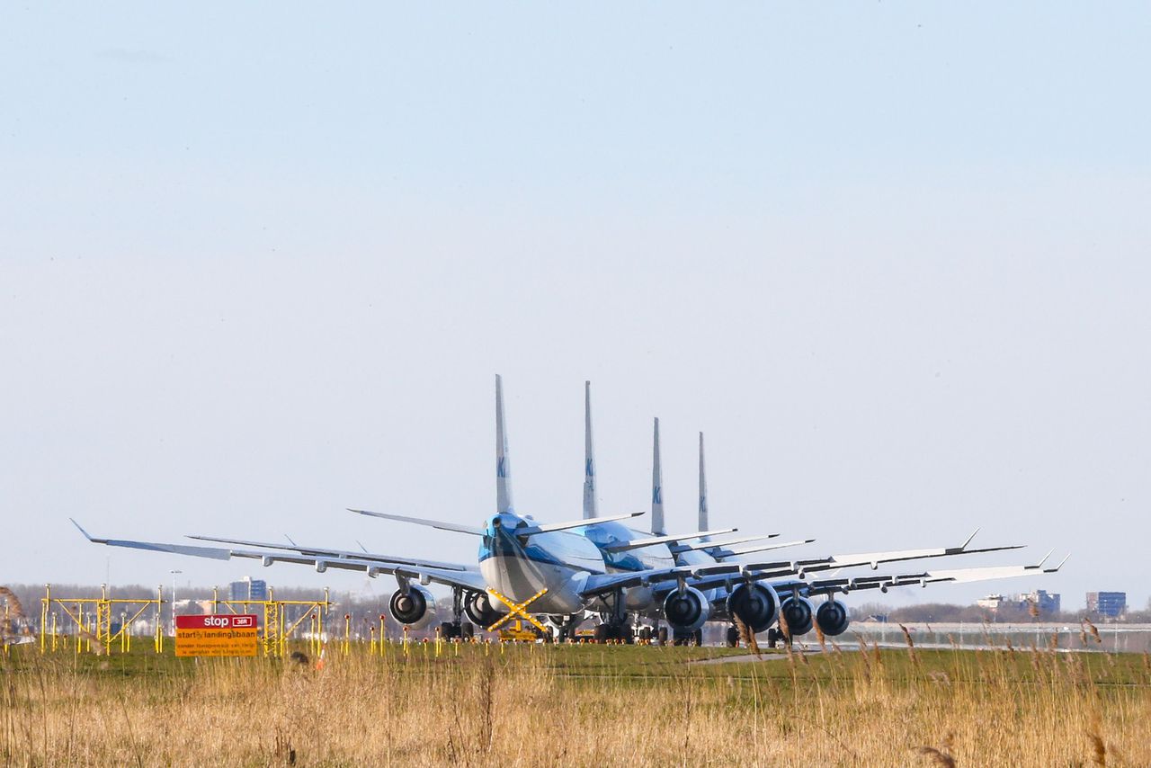 Geparkeerde KLM-vliegtuigen op de Aalsmeerbaan van Schiphol.