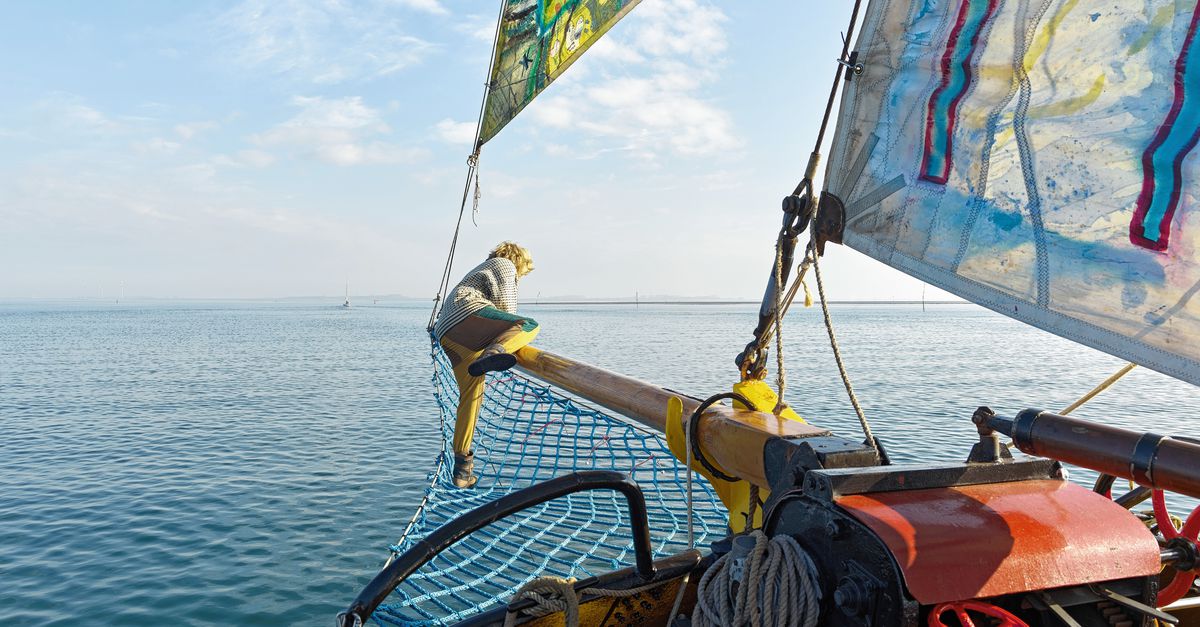 Deze binnenvaartschipper draait de klok een eeuw terug. Zeilend en op zoutbatterijen vervoert hij ta