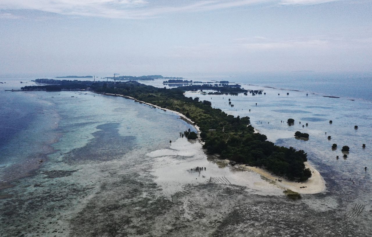 Het eiland Pari, voor de kust van Java, nabij de Indonesische hoofdstad Jakarta. Het telt circa duizend inwoners en kampt met overstromingen als gevolg van klimaatverandering. Foto’s Mast Irham/EPA