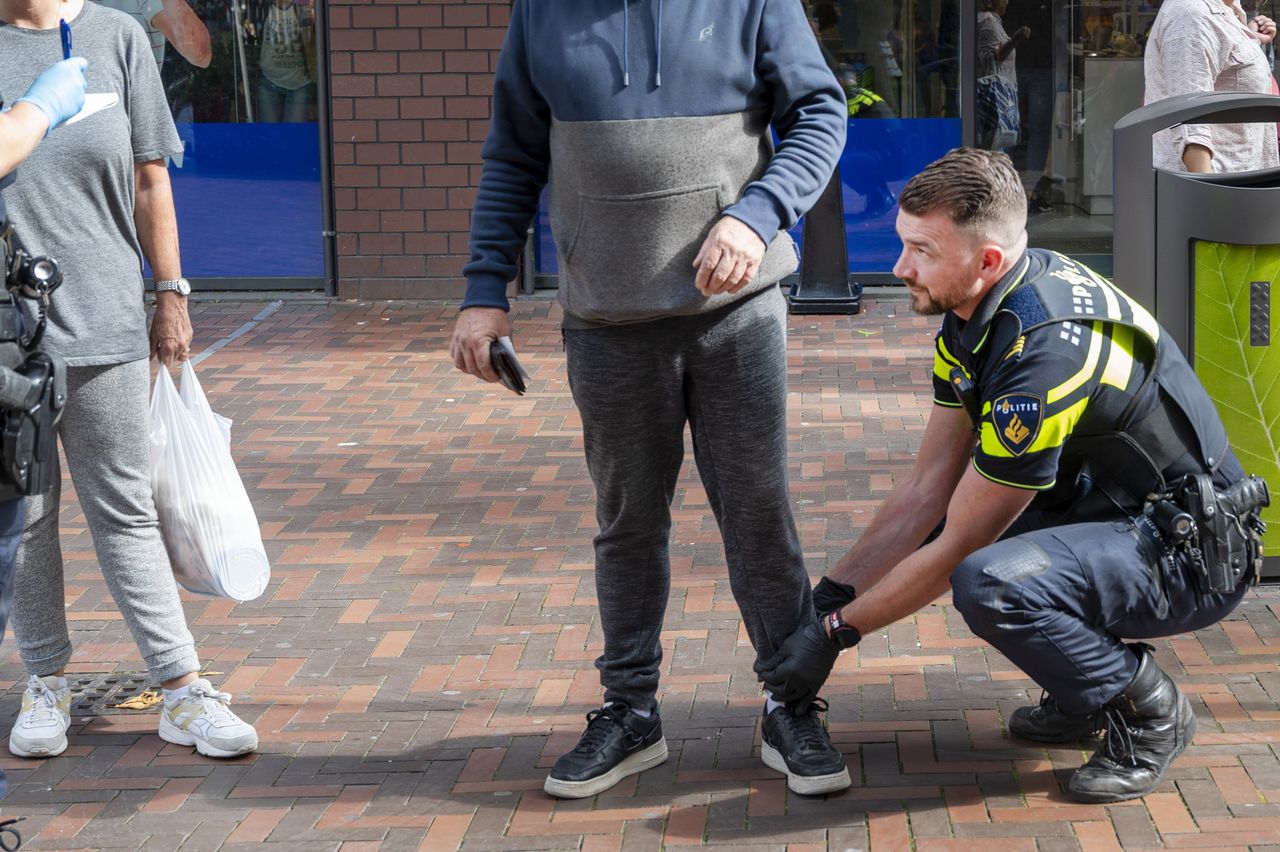 De Amsterdamse politie houdt een wapencontrole, waarbij mensen preventief mogen worden gefouilleerd.