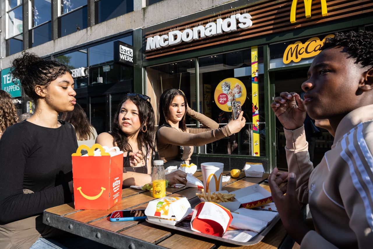‘Ik vind niet dat we onze levens moeten stopzetten’, zegt Lovelyn bij de McDonald’s over de consumentenboycots 