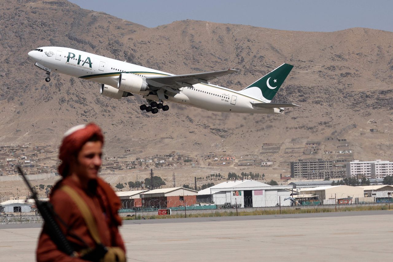 Een vliegtuig van Pakistan International Airlines vertrekt vanaf het vliegveld in Kabul, op 13 september.
