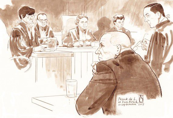 Frank de L. tijdens een zitting in de rechtbank in Den Bosch, rechts van hem zijn advocaat Geert-Jan Knoops.