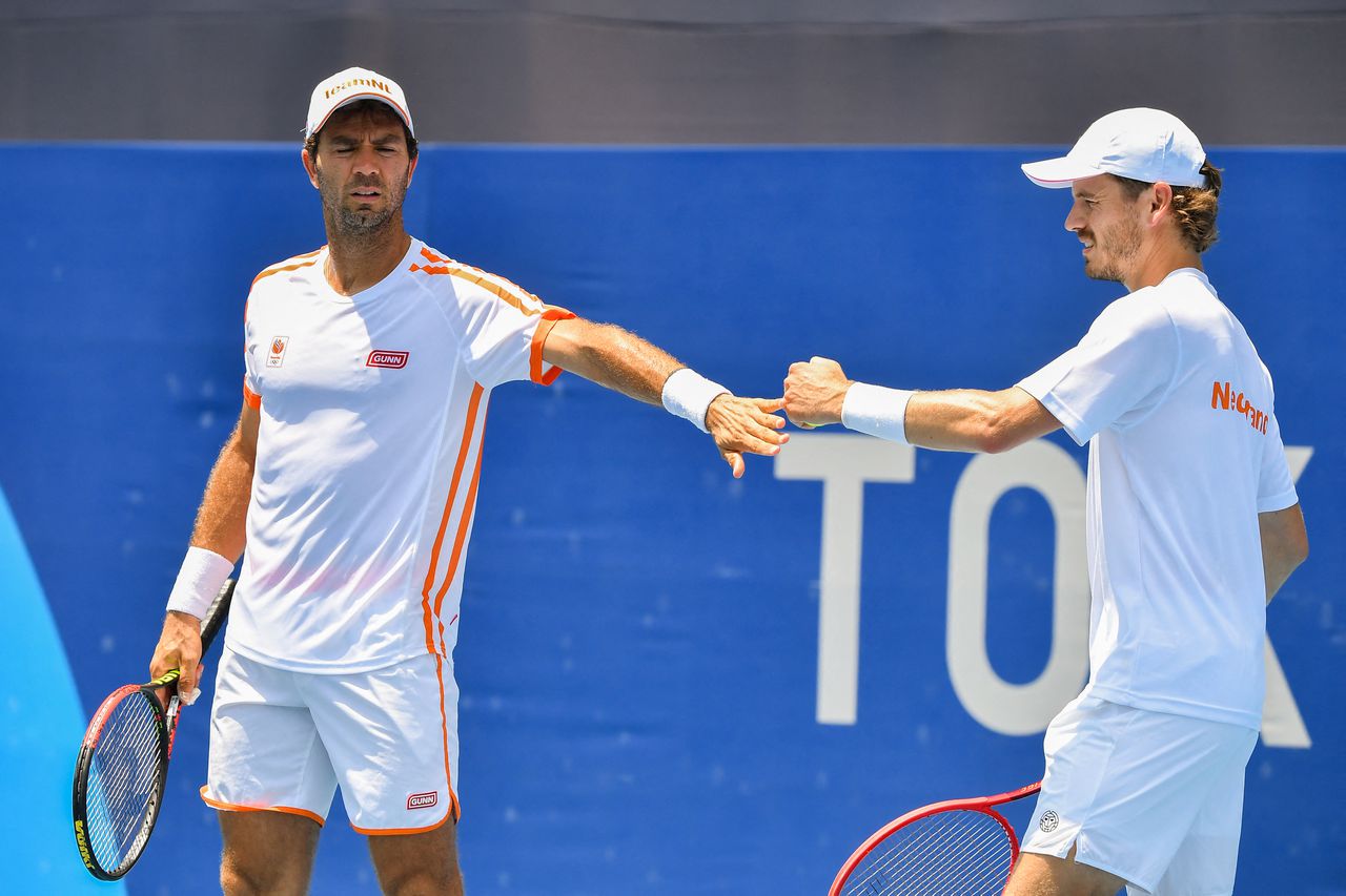 Tennissers Jean-Julien Rojer (L) en Wesley Koolhof tijdens hun eerste ronde op de Spelen.