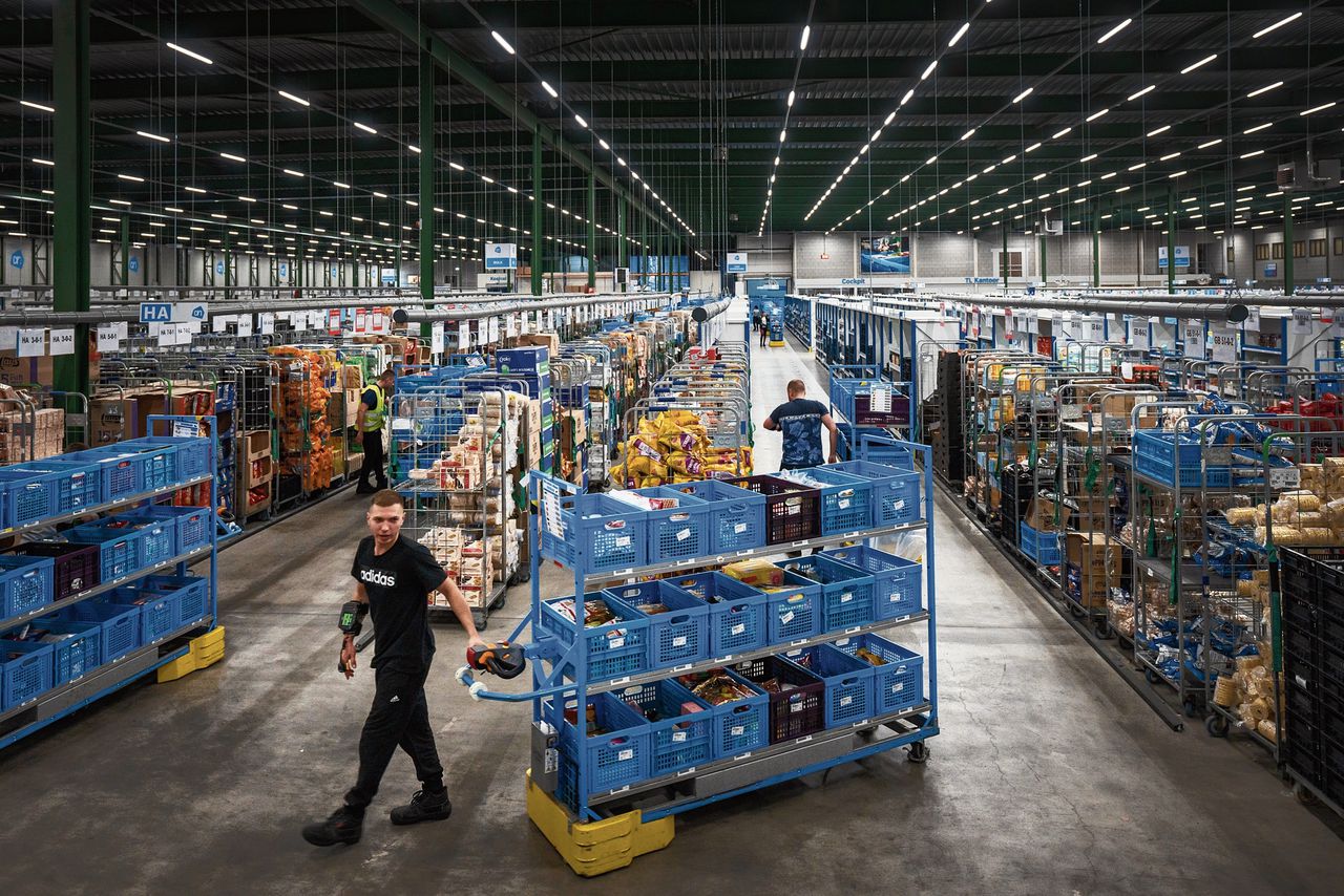 In het logistiek centrum in Rotterdam werken ongeveer vijfhonderd mensen in drie ploegendiensten.