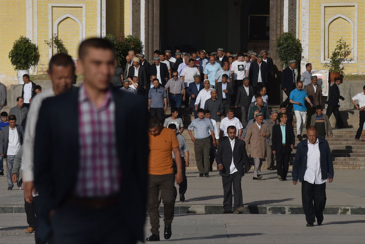 Oeigoerse mannen verlaten de Aidkahmoskee in Kashgar in de Chinese provincie Xinjiang, aan het einde van de ramadan op 5 juni 2019.