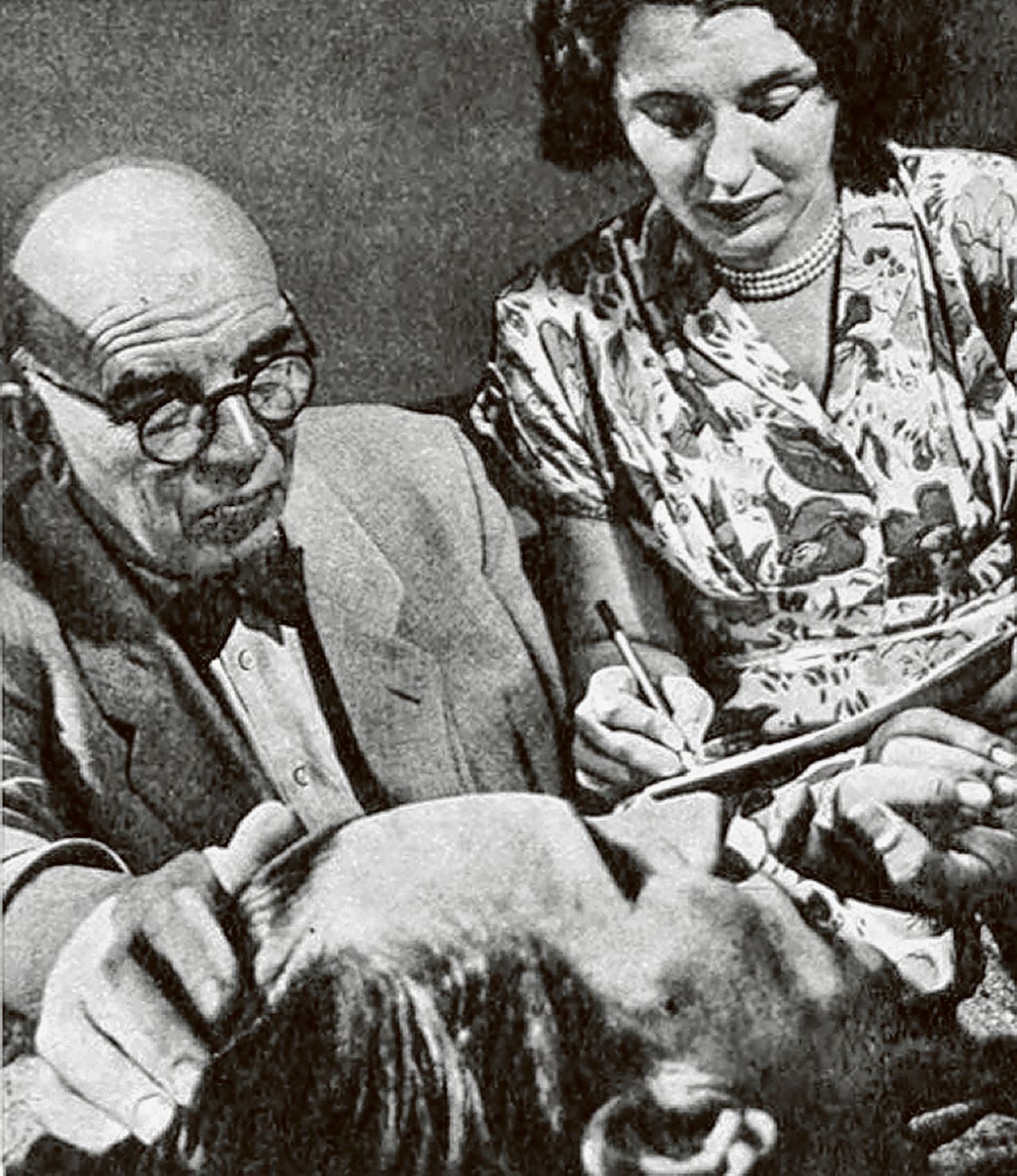 Heinrich Gerlach, ex-Wehrmacht-officier, wordt in 1951 gehypnotiseerd door dr. Karl Schmitz, om zijn herinneringen aan zijn boek over Stalingrad boven te halen. Foto boven: Heinrich Gerlach.
