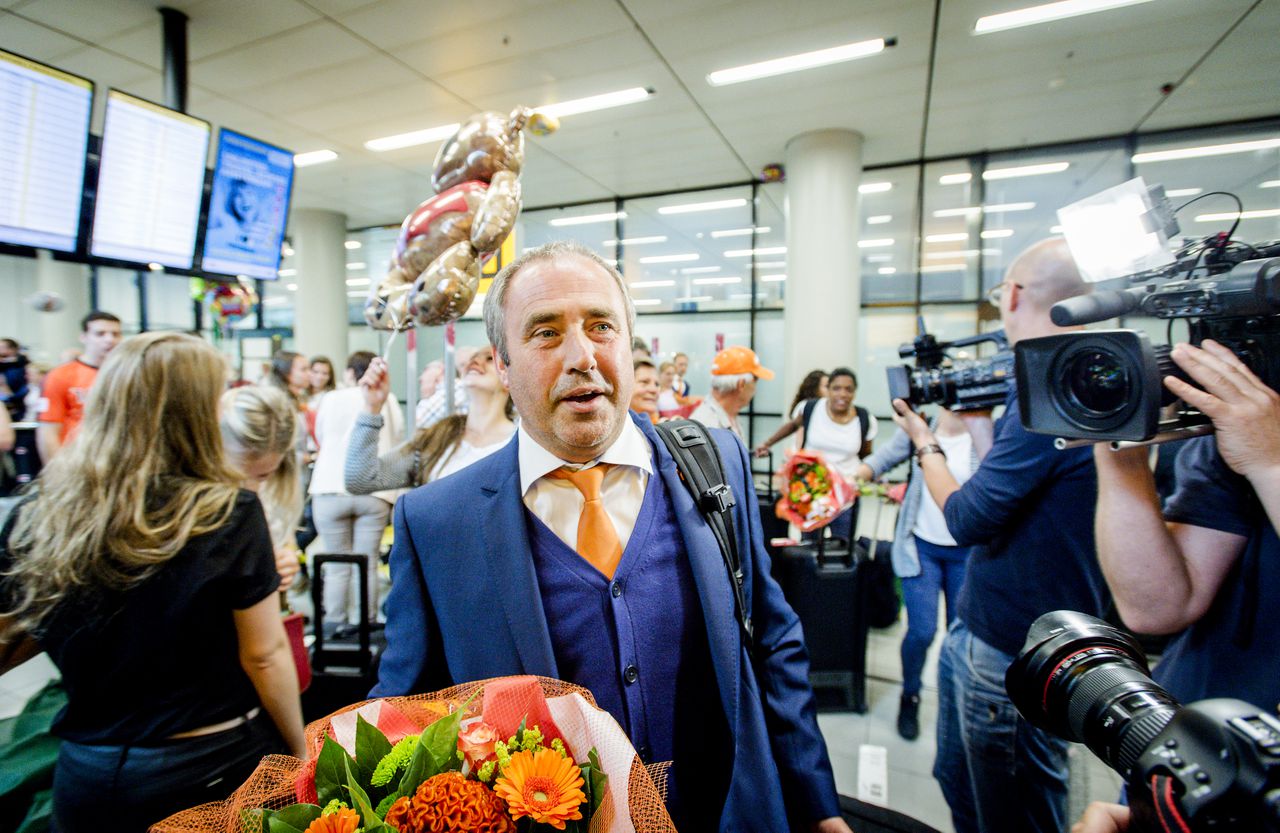 Bondscoach Roger Reijners arriveert samen met de gehele selectie van het Nederlandse vrouwenelftal op Schiphol.