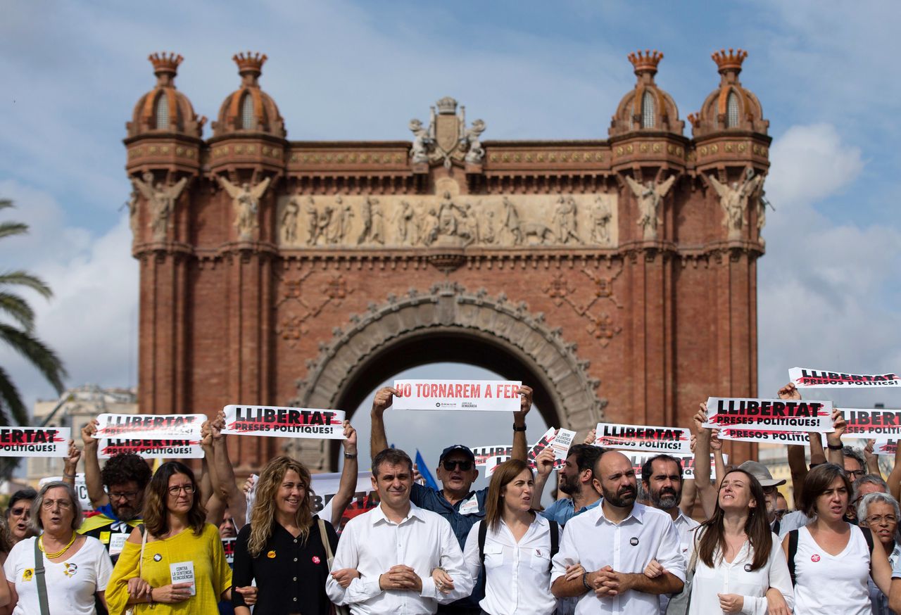 Een groep Catalanen demonstreert tegen de celstraffen voor Catalaanse separatisten bij de Arco de Triunfo, gebouwd als ingang voor de Wereldtentoonstelling van 1888 in Barcelona.