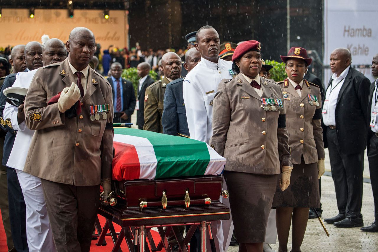 Bij de begrafenis van Winnie Mandela gaat de politieke strijd door 