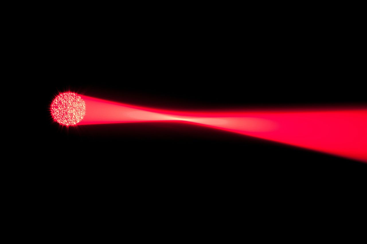 Een ‘optische pincet’ is een bundel laserlicht waarmee een atoom vastgehouden kan worden. Istock